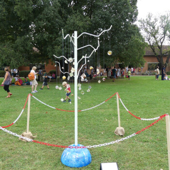 h. cm 220 x Ø 100, ferro stucchi, legumi, resine, terre rare luminescenti, 2015 Albero dei legumi - sculture in resina giuseppe portella