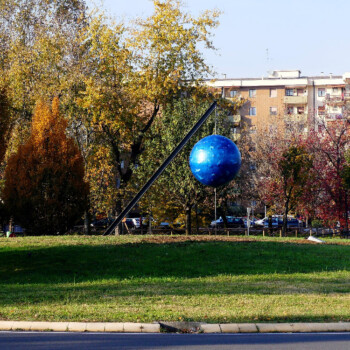 installazione su rotatoria a Novate Milanese, 2014, h. mt. 5, Ø mt. 2 foto Tiamat - sculture giuseppe portella